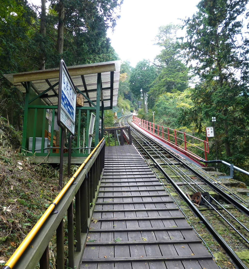 駅ホームへの階段の写真