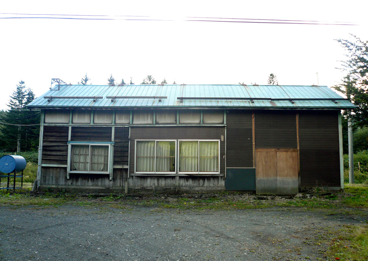 今は信号場として残る奥白滝駅・駅舎の写真