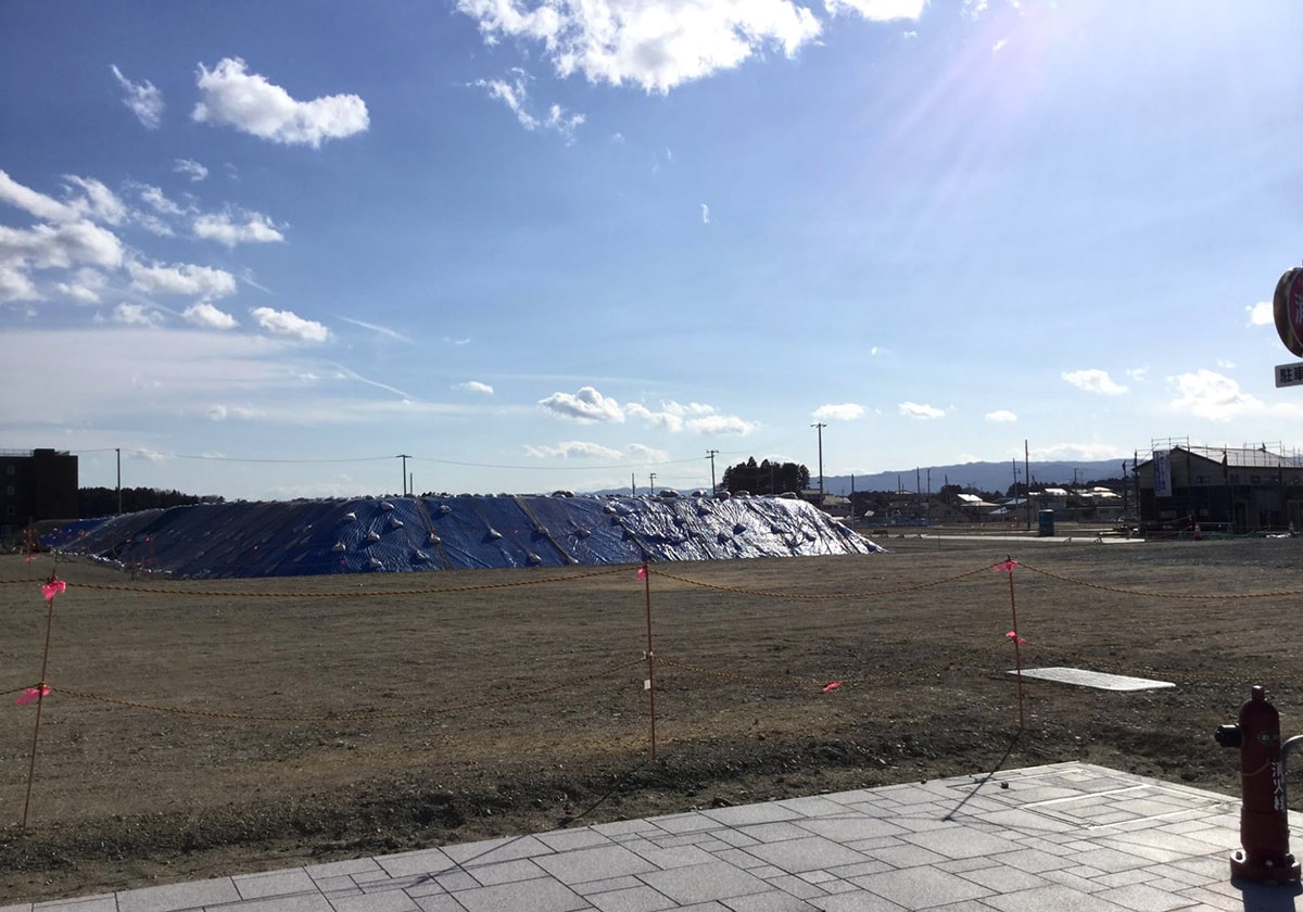 
駅前に広がる空き地の写真